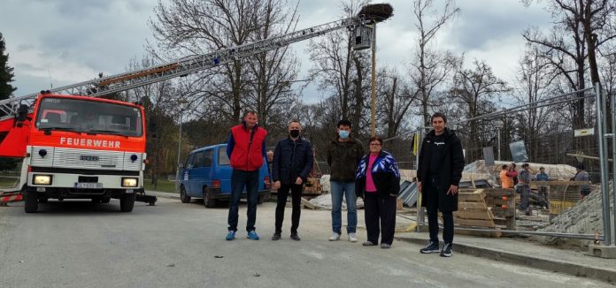 Orahovčani zajedničkim snagama spasili gnijezdo roda, sada čekaju njihov povratak